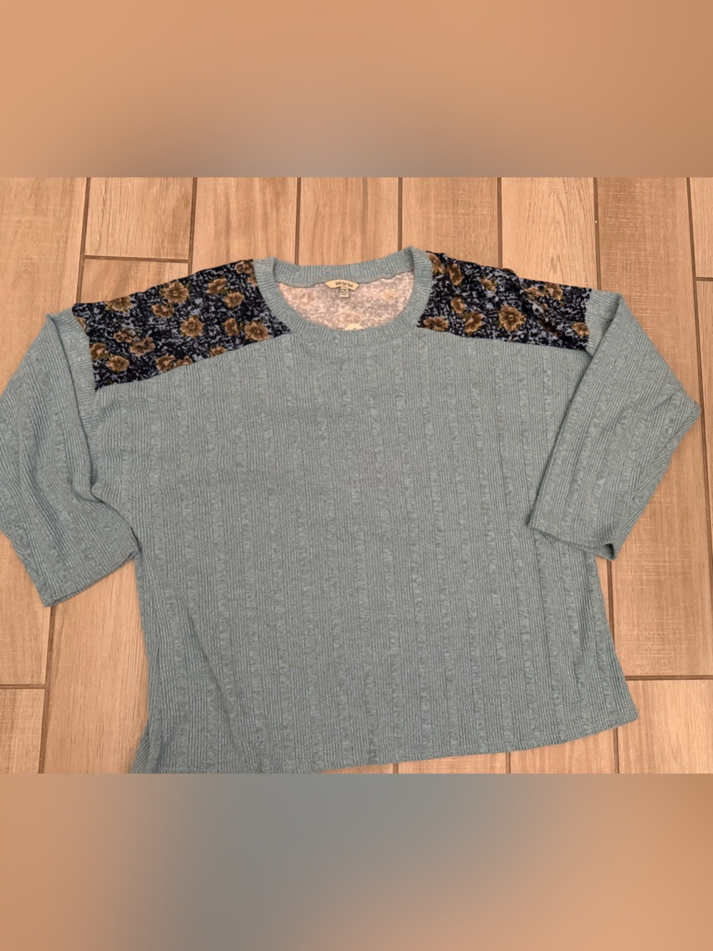 Yak N Yeti Light Teal Knit Top with Navy Floral Shoulder Panels size L/XL NWT